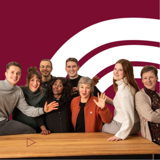 Das Coverbild der Podcast-Episode zeigt das Team des Utopia